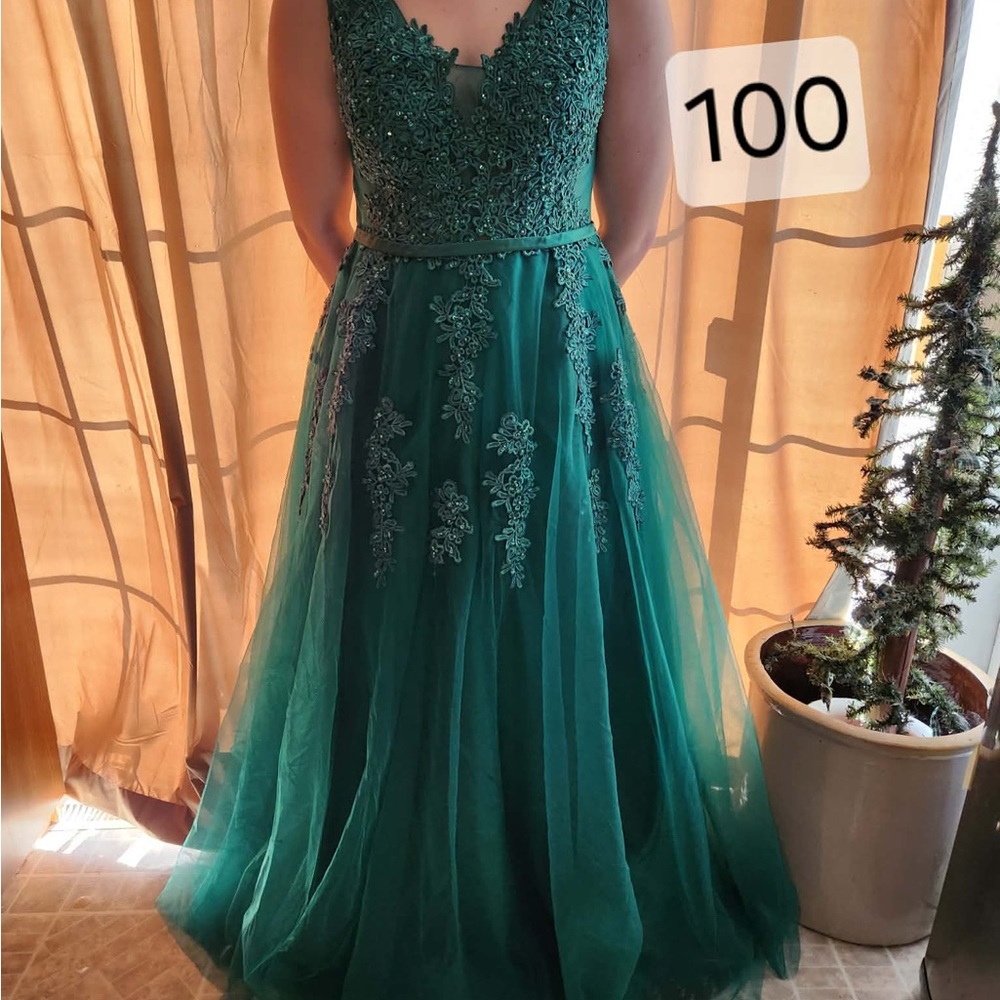 Elegant Green Lace Evening Gown